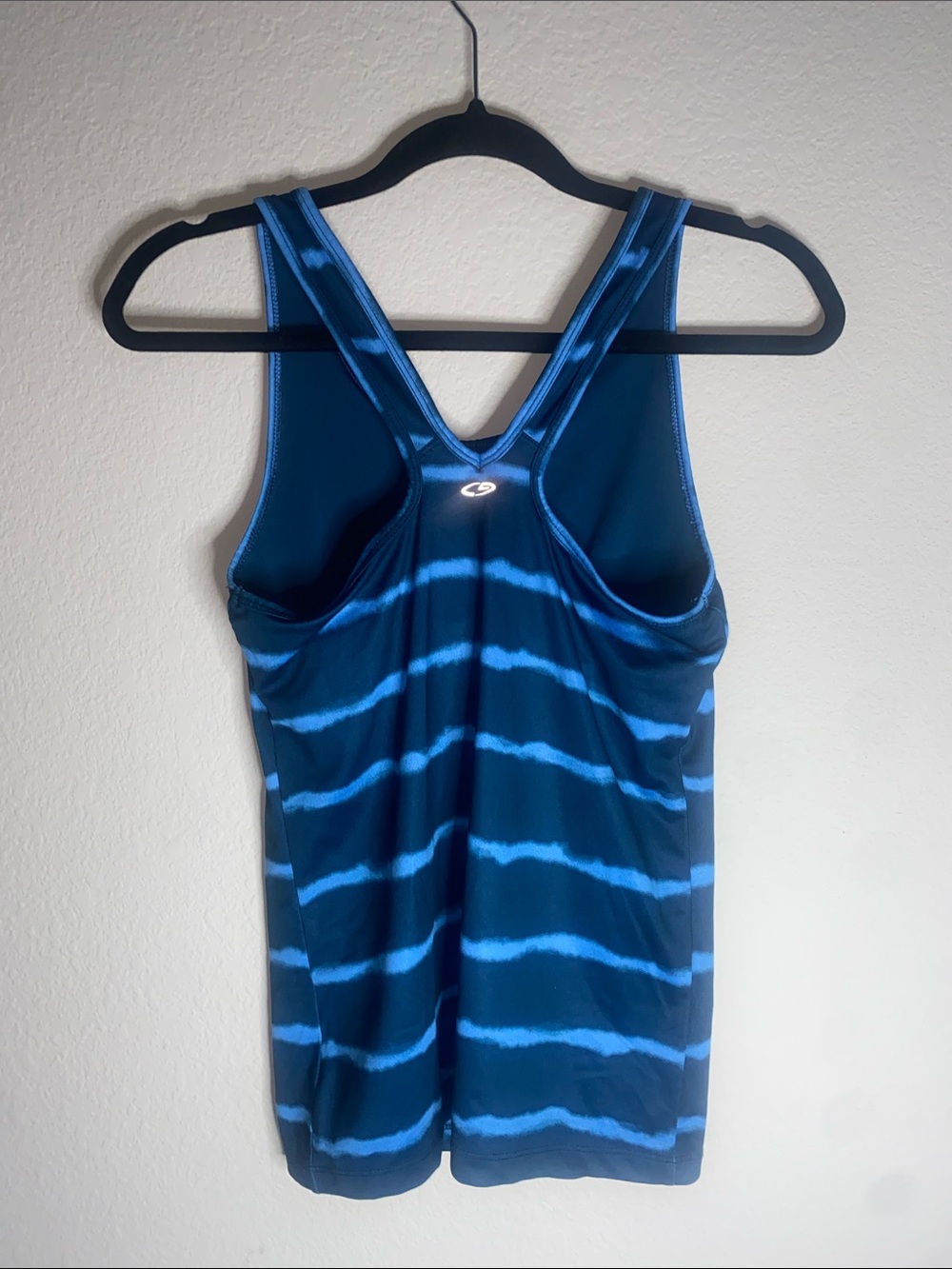 ✨Adorable two-toned blue tank top with a built in sports bra! - Picture 3 of 7